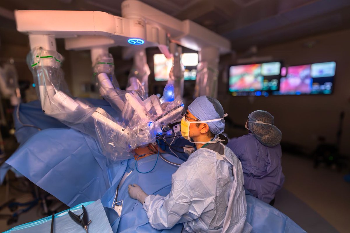 Hume-Lee is the 1st in the world to perform a living donor liver retrieval using the da Vinci DV5 robotic system. Here’s to innovation, compassionate care &amp; giving the gift of life!

#LivingDonation #RoboticSurgery #DV5
Learn about our Robotic Surgery 🔗: bit.ly/40nvxAh