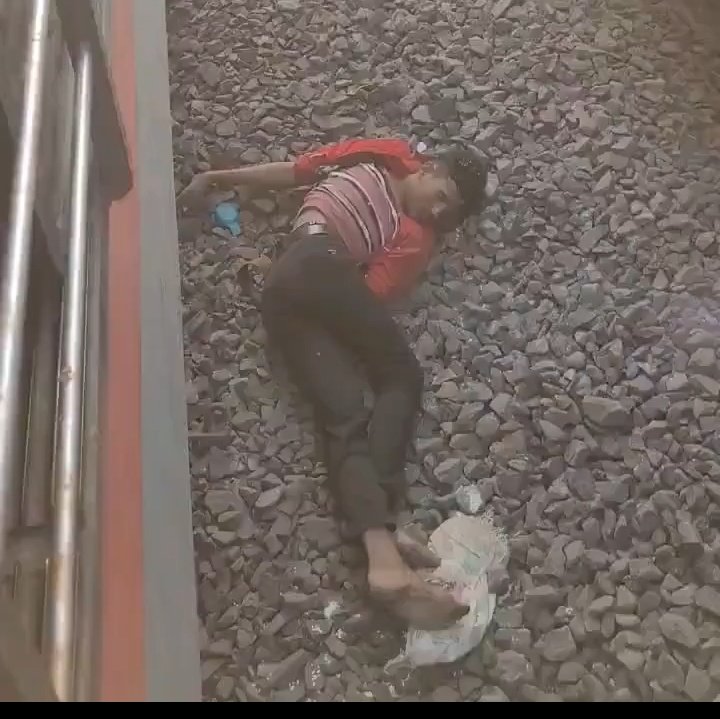 NationalDarpan's tweet image. #महाराष्ट्र : जलगांव के परांडा रेलवे स्टेशन के पास बड़ा रेल हादसा, अचानक पुष्पक एक्सप्रेस में आग लगने की अफवाह फैल गई, जिसके बाद यात्री ट्रेन से कूद गए. वहीं अलग पटरी पर कर्नाटक एक्सप्रेस ट्रेन की चपेट में आने से 11 यात्रियों की मौत की खबर..
#trainaccident #PuspakExpress