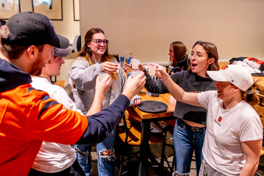 Take a break with Oakley Greens’ Happy Hour specials, running Monday through Friday from 11 AM to 6 PM! ✨ Relax with $5 Gin and Tonics, $2 off Draft of the Week, and $10 Golf. It’s the perfect way to recharge and unwind midweek.⛳