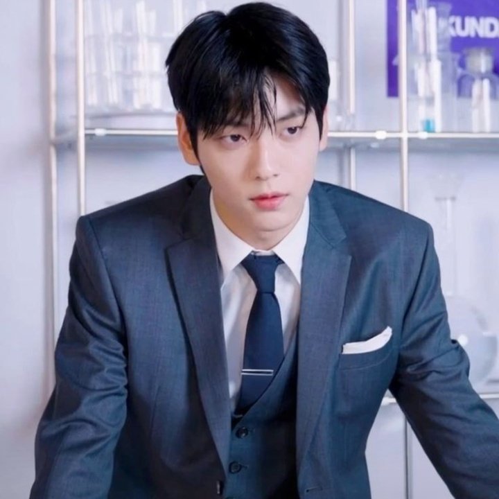 seaywznie's tweet photo. you look.....                     different https://t.co/aiUZdvzf5W
