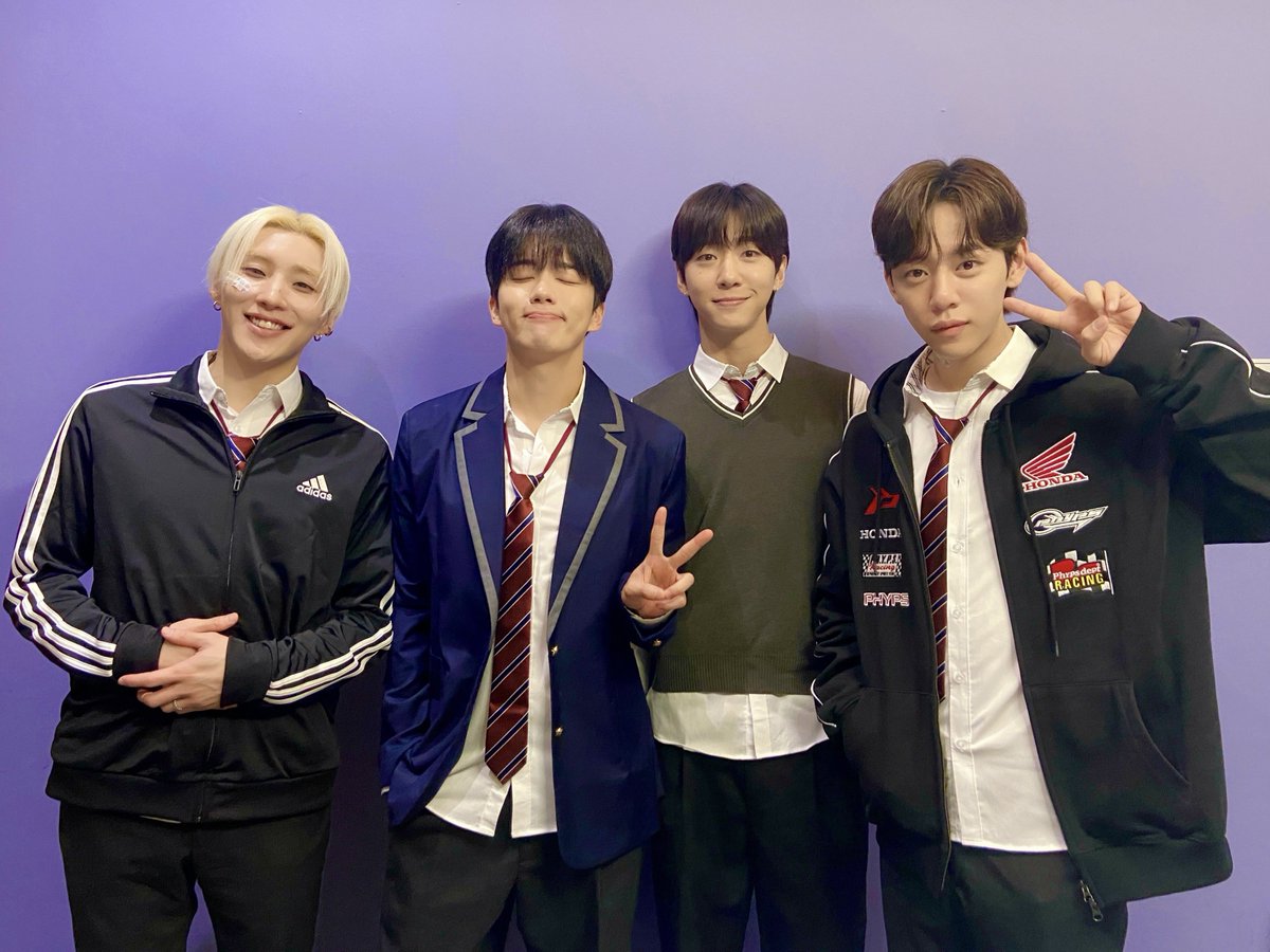 [📸]
2025.01.22
@ 팬사인회 완료✔️

오늘 시험 수고했어🤍

#BANG_JUNG_YOO_MOON
#방용국 #정대현 #유영재 #문종업
#Christmas_With_You