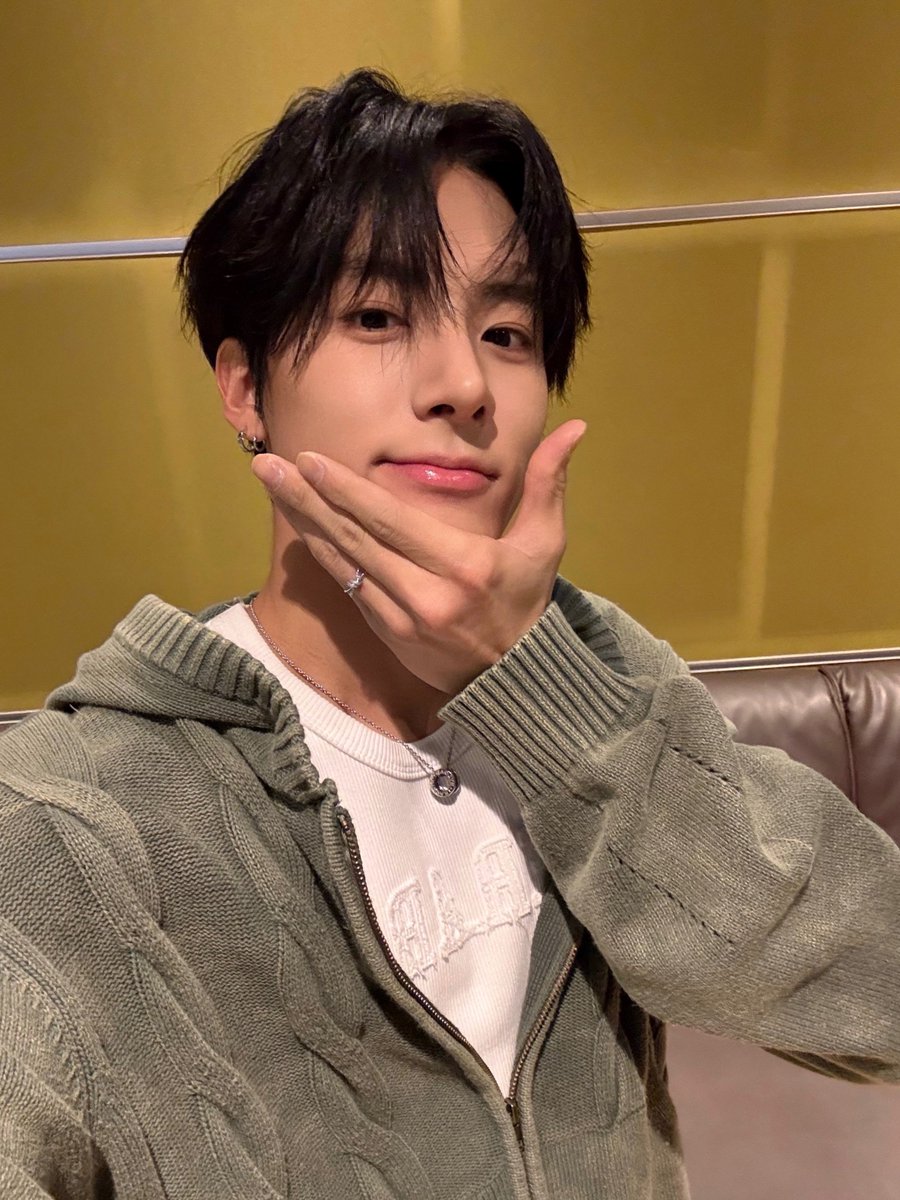 THEBOYZ_officl's tweet photo. [📸] 에릭 아이돌 라디오 시즌4 DJ 완료🐶 에디의 두 번째 아돌라😆 앞으로 좋은 이야기들로만 가득 채워 볼까요🩶

#THEBOYZ #더보이즈
#ERIC #에릭 https://t.co/TCdX6nV4O2