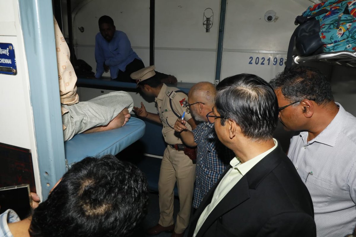 Shri Arun Kumar Jain, General Manager, SCR inspected facilities available in the #Divyangjan coach 
of Kacheguda-Mysore Express at #Kacheguda Railway Station today. 
<a href="/RailMinIndia/">Ministry of Railways</a>  <a href="/drmsecunderabad/">DRM Secunderabad</a>