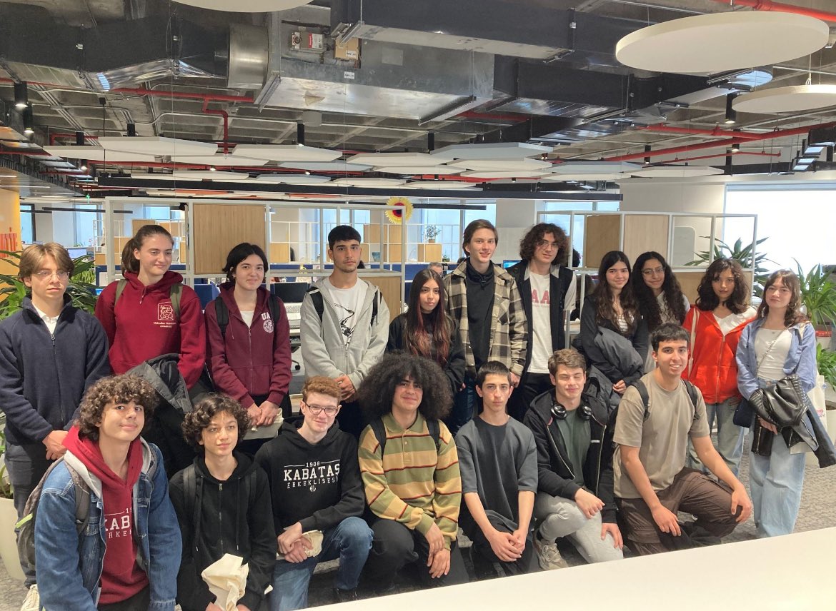 BESTYildiz's tweet photo. High School BEST Engineering Competition organizasyon takımı ve yarışmacıları olarak Cumhuriyetimizin bankası @işbankası ile İş Kuleleri'nde beraberdik. 

Bu eğitici ve muhteşem deneyim için 
İş Bankasına çok teşekkür ederiz. https://t.co/yd1NSLkJ3u