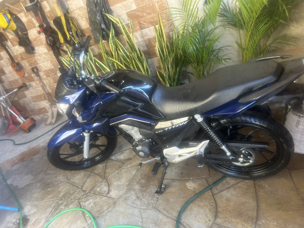boa tarde! qm puder ta ajudando o amigo a divulgar ai, minha moto de trabalho foi furtada, proximo ao shopping grande rio, ta sem retrovisor e as carenagem ralada.