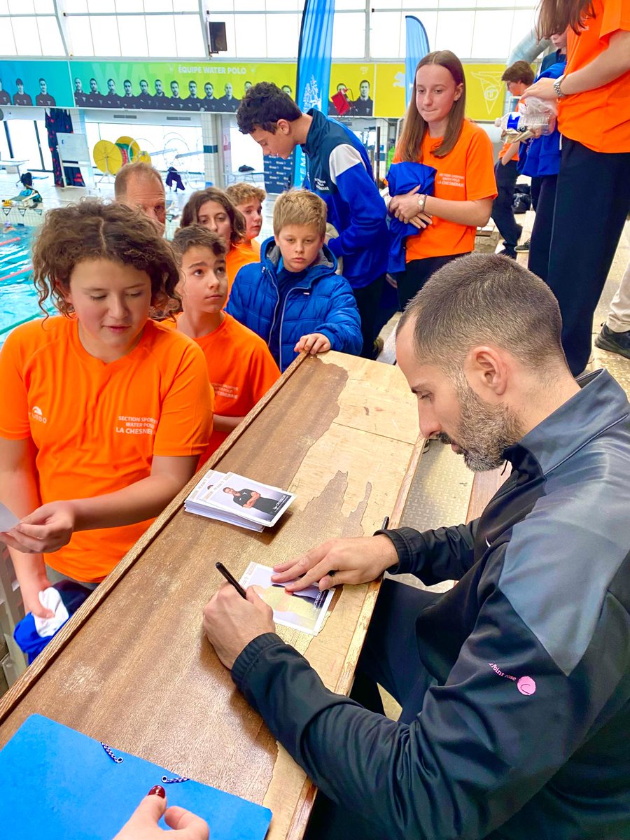 departement13's tweet photo. 🏊♂️ Rencontre avec Ugo Crousillat
Avec notre #MPJS d'#AixEnProvence, nous avons organisé un jeu concours permettant à notre réseau #jeunesse de passer un beau moment avec le capitaine de l'@EquipeFRA de water-polo.
Au programme : démonstrations, échanges et dédicaces 🤩. https://t.co/sDWmjtqU4Q