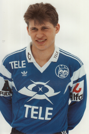 ak_850's tweet photo. Entinen huippufutari Kimmo Tauriainen on kuollut vain 52-vuotiaana. RoPS -kasvatti voitti urallaan kertaalleen Veikkausliigan mestaruuden MyPassa ja pelasi myös Norjassa IK Startissa. #RIP #Tauriainen #futis #RoPS #MyPa https://t.co/qPOJhEkHRA
