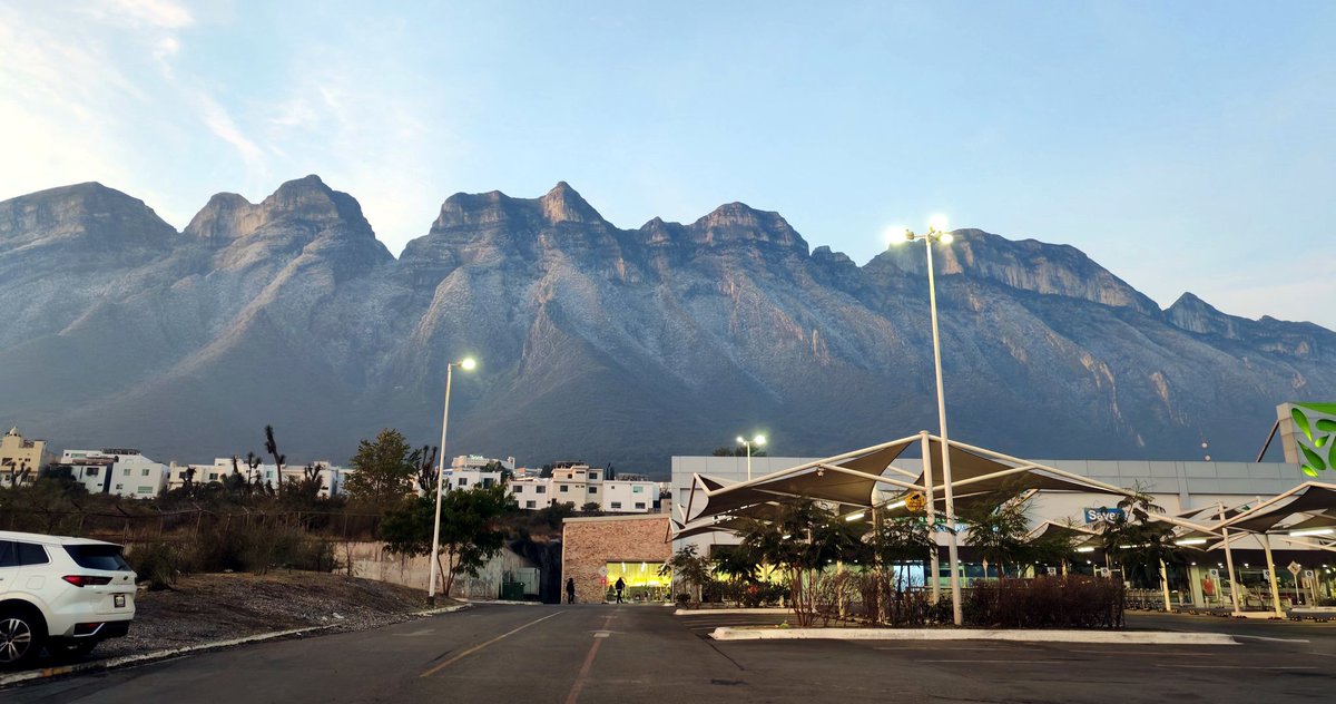 nelvaldez's tweet image. El imponente cerro de las Mitras en #Monterrey este amanecer ❄️
📸 @Amadorjona