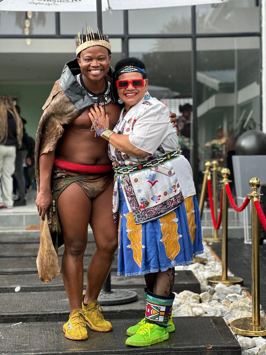 thandomahlangu_'s tweet image. Dr NoThembi Mkhwebane she's a visionary her song was relevant then regarding our language and culture. Today is more relevant than then. Angazi ukuthi niyangizwa na? @Mnisi__weMvula
 
#DriveConnection 
@lonwabonkohla
@isaacgampu

Bekosini bayathokoza. @Radio2000_ZA