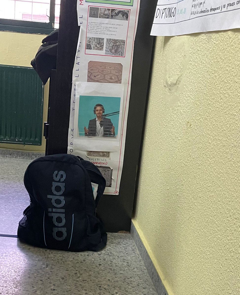 FrancisGarridoo's tweet photo. Los alumnos del IES Cantillana me han colocado en su clase para captar la información como yo👏👏
#fichajes #latin #calve https://t.co/sbxyLWTduq