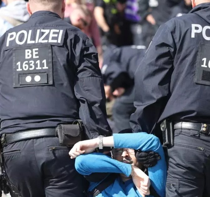 UssaroVerde's tweet image. Ieri, una donna dai capelli viola e un senegalese dipendente di una onlus, hanno provato a rapire una bambina... Oggi, in Germania, un afghano ha ucciso due persone fra cui un bambino... Ma voi continuate pure a parlare di maschio, bianco, etero... #Reimigration