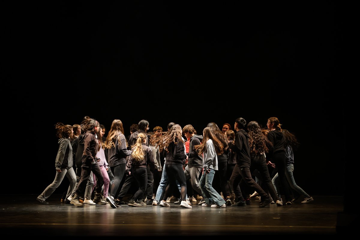 OlotCultura's tweet photo. 🩰Aquesta setmana, l'alumnat de 2n d'ESO d'Olot ha presentat l'espectacle final de #Mapadeball!

Es tracta de la 13a edició d'un projecte educatiu que acosta la dansa i el moviment al públic adolescent.

🙌Heu vingut a veure'ls? Què us ha semblat?

@TransversalXAC @mercatflors https://t.co/Fdq5YeN6L1
