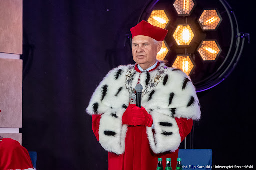 Vito82488734's tweet photo. "Kobieta to kobieta. Mężczyzna to mężczyzna. Nareszcie!!!" 
Taki wpis opublikował na Facebooku piastujący prawie od 10 lat funkcję kanclerza Uniwersytetu Szczecińskiego Andrzej Jakubowski.
ZOSTAŁ ZWOLNIONY.
Polska nie jest już demokratycznym krajem. https://t.co/C2WQAA17H4