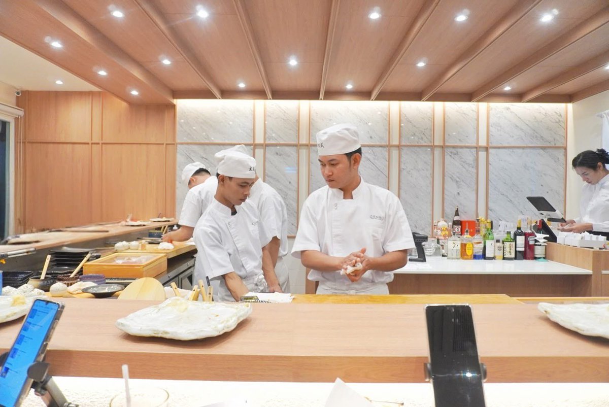 ReviewAroii's tweet photo. อยากแนะนำร้านซูชิบาร์ที่เพิ่งไปมา หลายคนน่าจะชอบ! 🍣 ฟิลคือเหมือนไปกินโอมากาเสะ เพราะมีเชฟปั้นสด เสิร์ฟตรงหน้าบาร์แบบคำต่อคำ แต่ราคาคือดีเลย เริ่มต้นคำละ ฿20 อยากกินอะไรก็สั่งเป็นคำๆ ตามใจได้เลยสไตล์ Okonomi 

วัตถุดิบคือคุณภาพเลย แต่ราคาน่ารัก เริ่ม 20 / 40 / 50 - 100+ บาท มีเมนู 🍣 ให้สั่งเยอะมาก ร้านชื่อ Genbu Sushi Bar & Izakaya อยู่ใกล้ BTS แบริ่ง