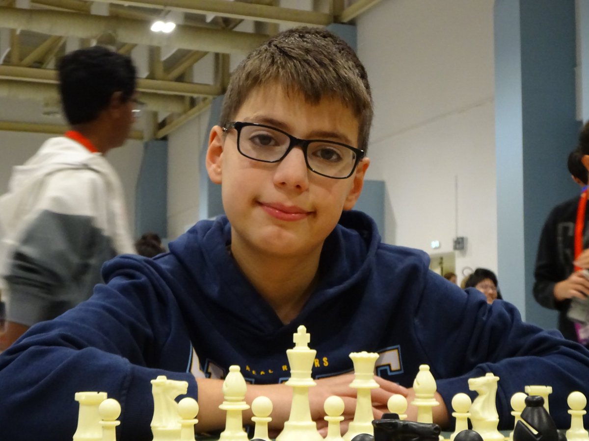 FM Hussain Besou liegt auf Kurs, seine zweite IM-Norm zu erreichen!
Nach fünf Runden beim Marienbad Open 2025 konnte Besou bereits drei Punkte holen.
Dabei gelang Ihm u. a. gegen IM Marius Deuer ein Remis.
Das reicht momentan für den dritten Platz.
Wir drücken die Daumen!