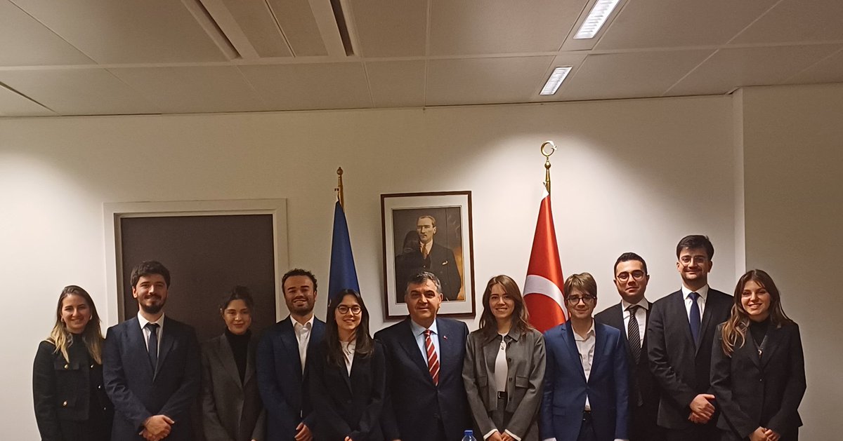TC_AVBIRDT's tweet photo. @collegeofeurope'ta AB konularında yüksek lisans yapan geleceğin 🇹🇷 avrokratları olacak @ABBaskanligi @jeanmonnetbursu bursiyerleri ile 🇹🇷🇪🇺 ilişkilerine katkıları &amp; kariyer planlarını ele aldık. AB’li Türkiye'nin geleceğinde katkıları belirleyici olacak. @Turkish_CoE @frkkymkc https://t.co/qzmwkawJh8