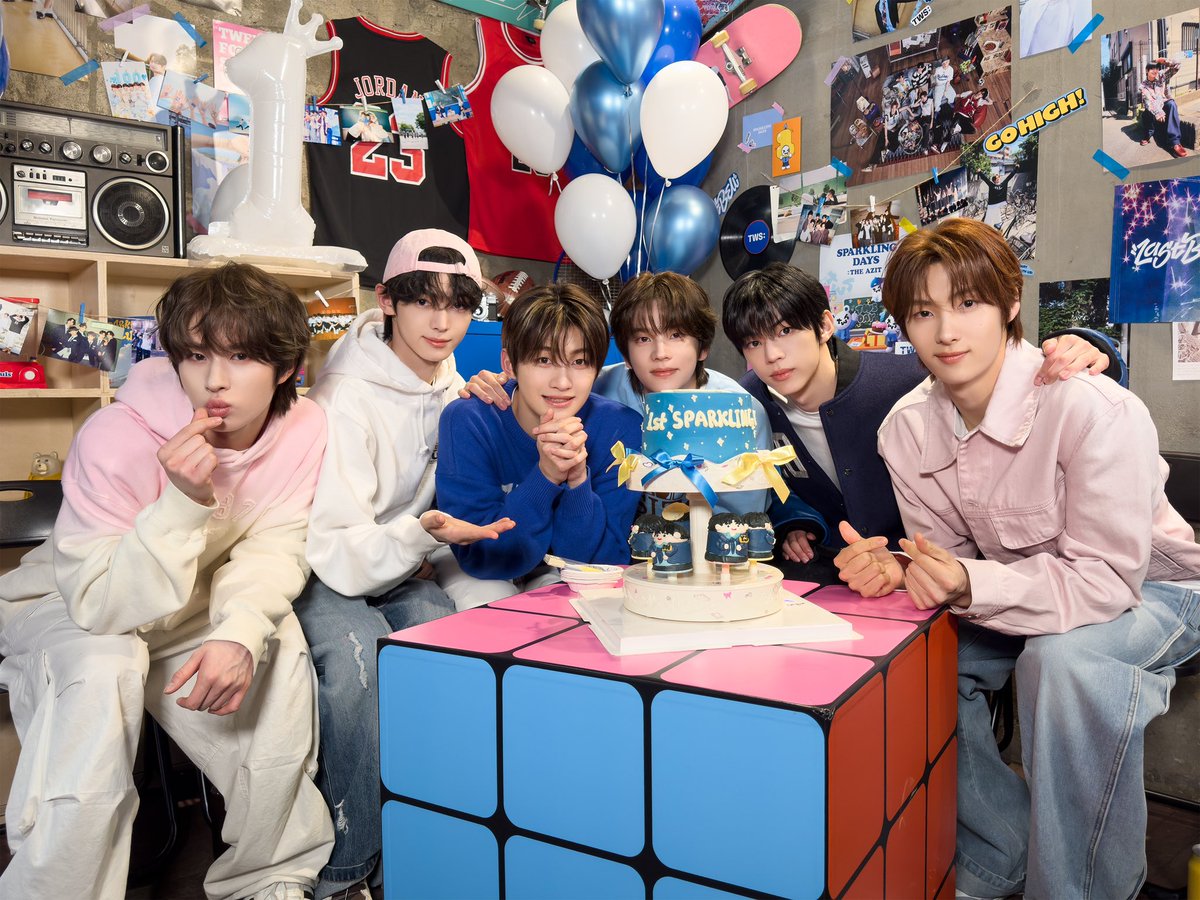 TWS_PLEDIS's tweet photo. [#TODAYWITHUS]
250122 💙2025 Sparkling Days💫
 
TWS의 빛나는 사계절을 함께해 준 42 감사합니다💫
지금처럼 우리 사이 영원하자💙

#TWS #투어스 #247WithUs
#2025_Sparkling_Days 
#TWS_1st_Debut_Anniversary https://t.co/m4ehzNRLPe