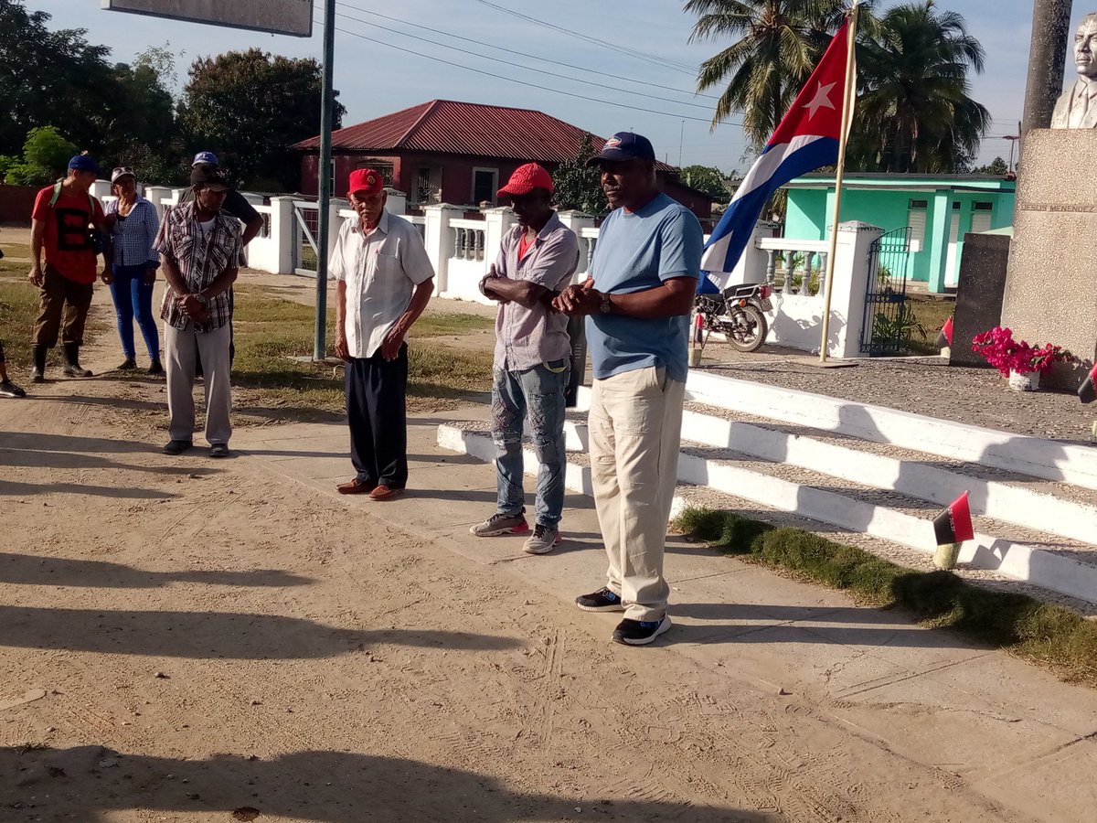 El rumor corre como pólvora en los campos de caña, una noticia que hiere el corazón de la clase obrera: Jesús Menéndez, el líder sindical, el defensor incansable de los trabajadores azucareros, ha sido asesinado. Su muerte, un golpe brutal a la esperanza.#Azucareros #CubaVive