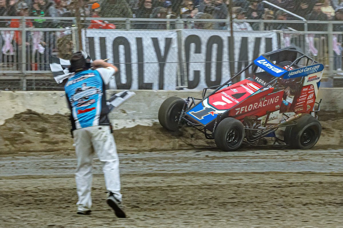 UltraShieldRace's tweet image. The only words to explain this effort are WHAT AN INCREDIBLE DRIVE! Although, we think that the seat must be really comfy! 😁
Congrats to @KyleLarsonRacin and @Paul_Silva57 on grabbing another DRILLER at the CHILI BOWL!
📸Patrick Grant