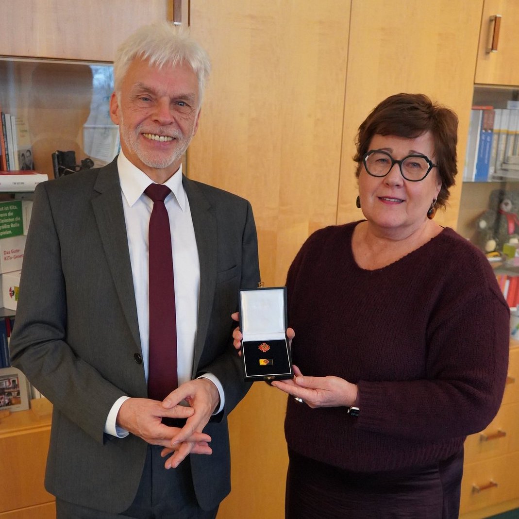 Ministerin Petra Grimm-Benne überreichte Prof. Thomas Hachenberg die Ehrennadel des Landes Sachsen-Anhalt. Der 67-Jährige war bis zum Herbst an der Uniklinik und der Uni Magdeburg tätig. Zudem engagierte er sich in zahlreichen berufspolitischen Gremien. ⏩lsaurl.de/Hachenberg