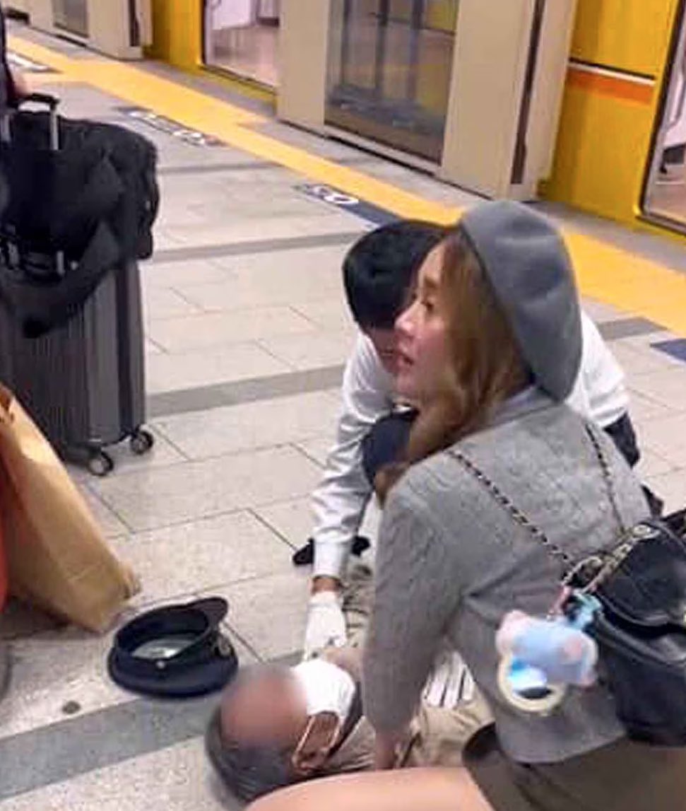 ⬜️日本旅行中のタイの女性看護師、浅草駅で倒れた高齢男性救護　東京メトロ「ご協力に感謝」
ホームで倒れて意識を失った男性に救命処置を行った。脈拍がないため自動体外式除細動器を装着したが、脈が回復したため作動させずに済んだ。女性は名乗らずに立ち去ったという。
sankei.com/article/202501…