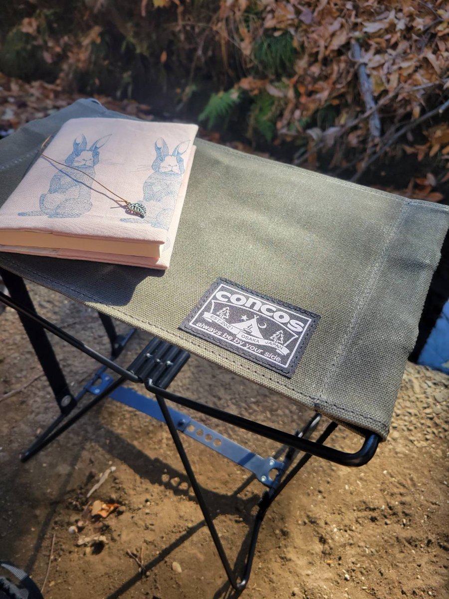 PM0Nb8swcGEsBsQ's tweet photo. バッグから折りたたみのオットマンを
取り出してひと休み😊🍙📖🌳🐦️
#concos #chair #ottoman #お気に入り #自然 #読書 https://t.co/Mz19Dl5gRY