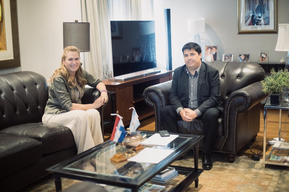 ebypy's tweet photo. El director de la Entidad Binacional Yacyretá, Lic. Luis Benítez Cuevas, junto a la ministra de Salud, María Teresa Barán, se reunieron por instrucciones del Gobierno Nacional para trabajar en un programa de fortalecimiento de la salud pública en el área de influencia de Yacyretá.