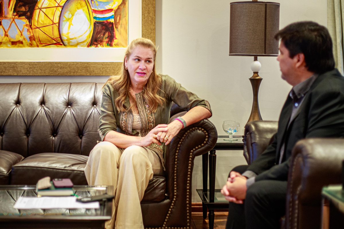 ebypy's tweet photo. El director de la Entidad Binacional Yacyretá, Lic. Luis Benítez Cuevas, junto a la ministra de Salud, María Teresa Barán, se reunieron por instrucciones del Gobierno Nacional para trabajar en un programa de fortalecimiento de la salud pública en el área de influencia de Yacyretá.