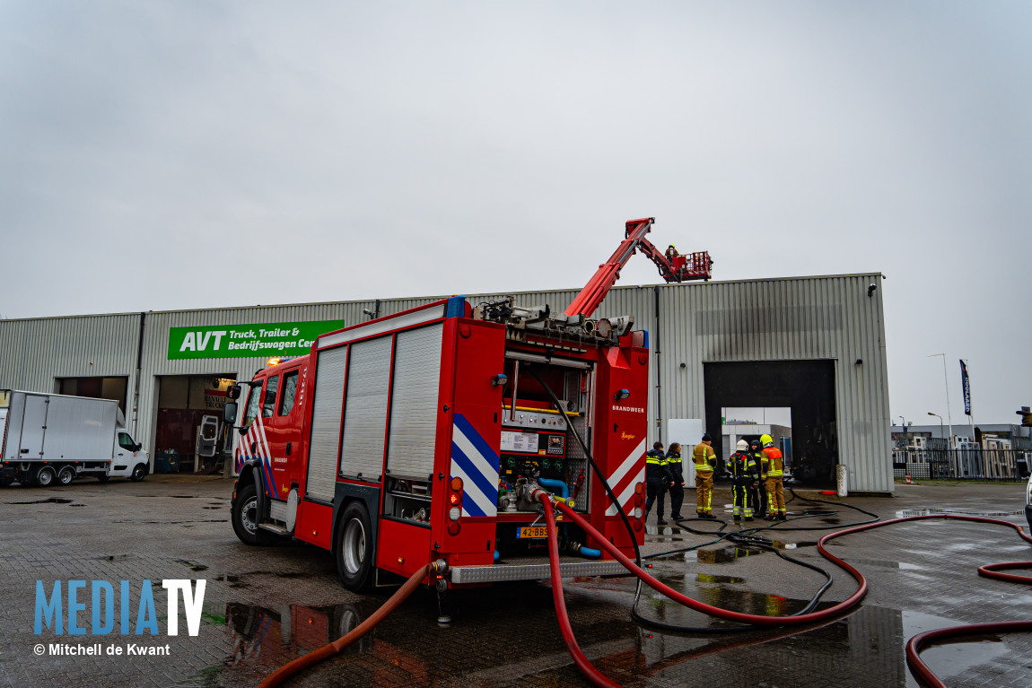 Brandende bestelbus in bedrijfshal zorgt voor opschaling naar gebouwbrand in Hoogvliet Rotterdam