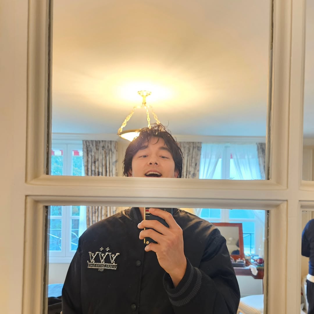 GONG YOO 😭😭😭😭😭 THIS IS THE CUTEST MIRROR SELFIE EVER OMG 😭😭😭😭