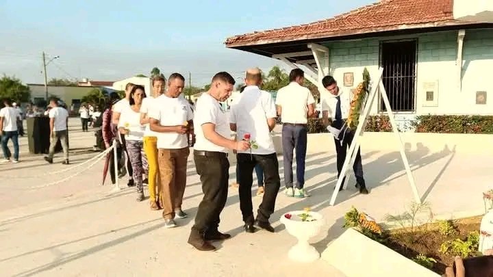 #CTCGranma  
Acto en #Manzanillo #ProvinciaGranma recordando al General de las Cañas en el mismo sitio donde cayera asesinado hace 77 años .
Jesús Menéndez Larrondo, líder del sector azucarero. #CubaViveEnSuHistoría 
#ConLaFuerzaDeLaUnidad 
<a href="/UlisesGuilarte/">Ulises Guilarte de Nacimiento</a>  <a href="/YudelkisOrtizB/">Yudelkis Ortiz Barceló</a>