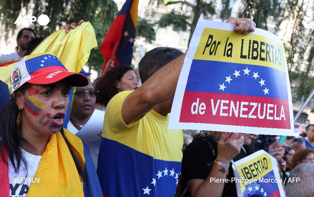 Los venezolanos y los colombianos volvieron a liderar en 2024 las solicitudes de asilo en España, representando entre ellos un 63,5% de las 167.366 peticiones registradas en el año, informó el ministerio del Interior #AFP u.afp.com/Sk7b