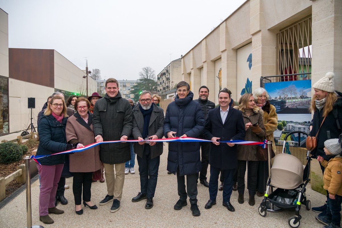 FdeMazieres's tweet photo. Quartier Clagny-Glatigny : inauguration des aménagements de la rue Pierre Lescot avec notre équipe municipale. #Versailles
🌡️ Réfection de l'ensemble du revêtement de sol en béton désactivé clair afin de lutter contre les ilots de chaleur.
🌿 Création d'un ruban vert le long de la rue composé de plusieurs espèces d'arbres en alternance et d'assises en bois.
💧 Création de massifs de végétaux disposant d'un système innovant de récupération et stockage des eaux.
💡 Remplacement de l'éclairage public, des mobiliers urbains (corbeilles, appuis vélos), rénovation de la signalisation lumineuse tricolore.
🅿️ Rénovation du carrefour avec suppression de l'îlot, aménagement d'une place PMR et de 2 places de déposes-minutes.
