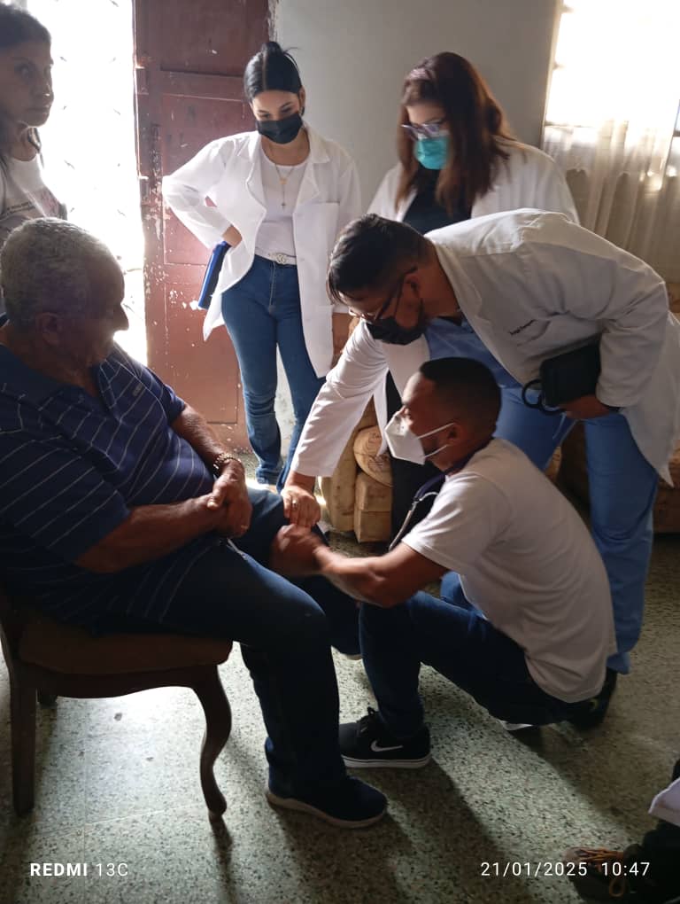 CDI Maternidad realizando consultas casa a casa llevándole atención a los más necesitados en conjunto con los estudiantes #CubaPorLaVida