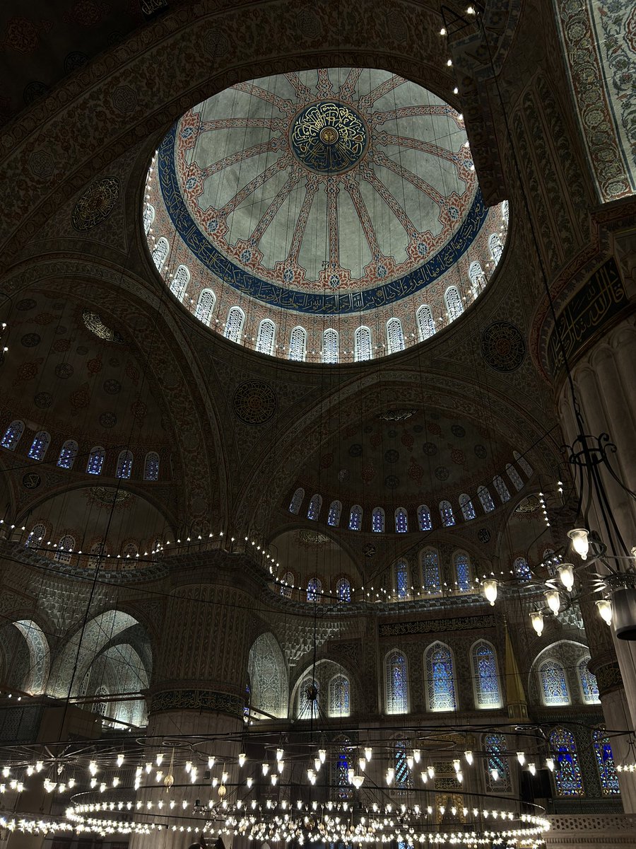 Bâkî kubbe altında fânî ömür.