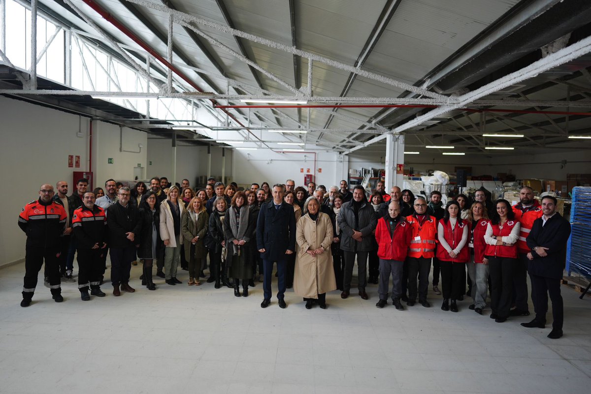 CarlosNovilloPi's tweet photo. Visita a la nueva plataforma logística de @CruzRojaEsp en Alcorcón.

Organización con la que la #ASEM112 ha renovado el convenio de colaboración, vigente desde el 2017, en materia de protección ciudadana de la región, activando sus recursos en emergencias extraordinarias. https://t.co/aWpRuy1spx