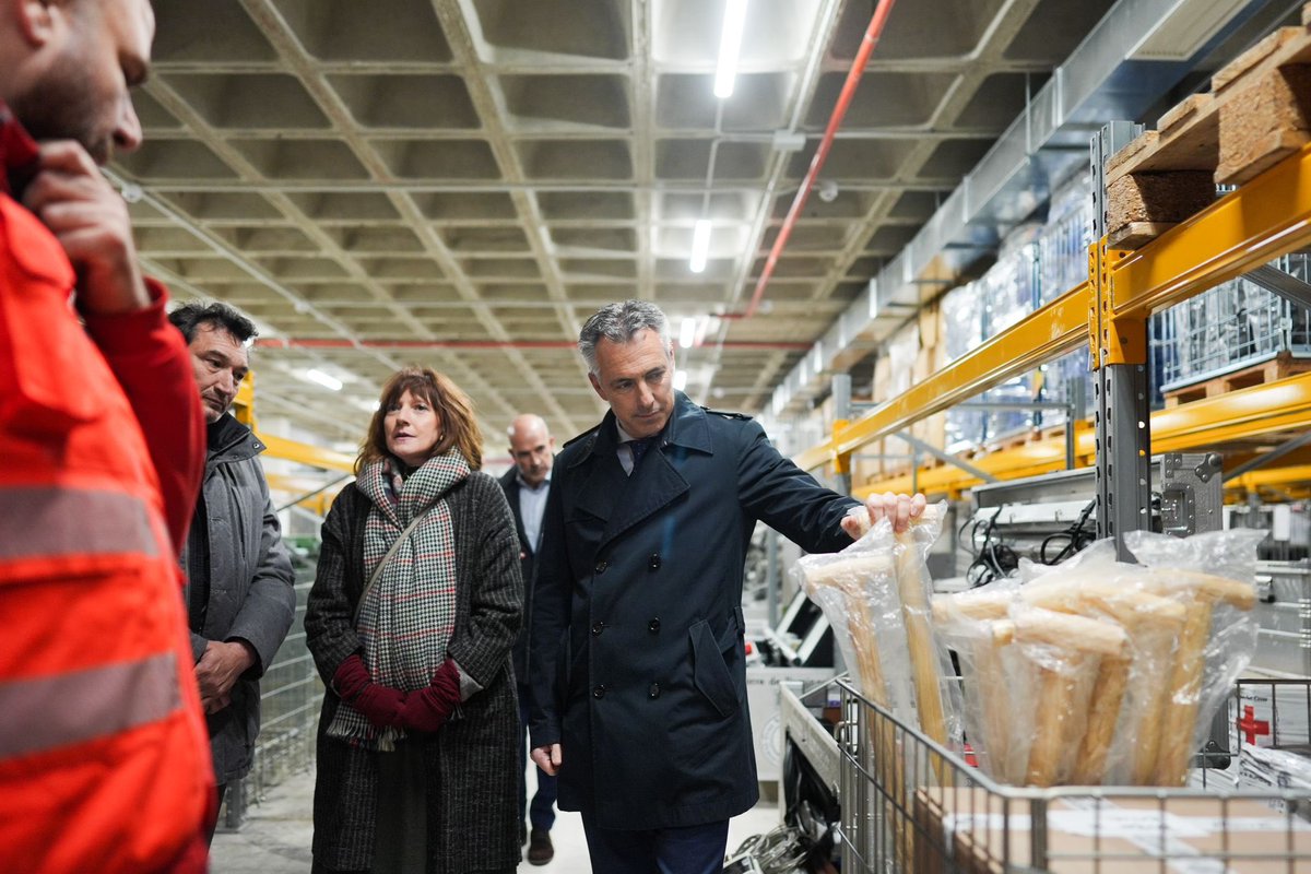 CarlosNovilloPi's tweet photo. Visita a la nueva plataforma logística de @CruzRojaEsp en Alcorcón.

Organización con la que la #ASEM112 ha renovado el convenio de colaboración, vigente desde el 2017, en materia de protección ciudadana de la región, activando sus recursos en emergencias extraordinarias. https://t.co/aWpRuy1spx