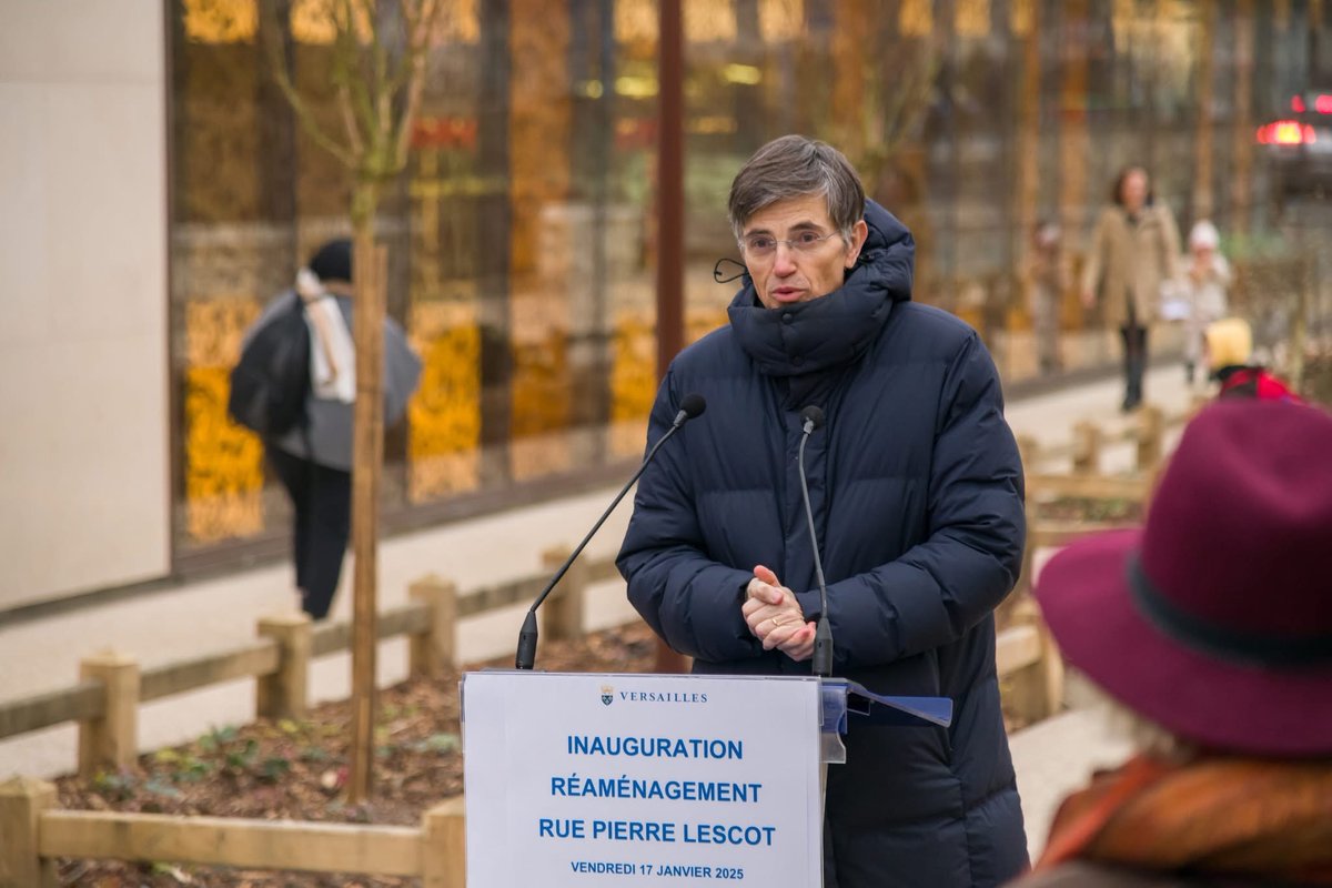 FdeMazieres's tweet photo. Quartier Clagny-Glatigny : inauguration des aménagements de la rue Pierre Lescot avec notre équipe municipale. #Versailles
🌡️ Réfection de l'ensemble du revêtement de sol en béton désactivé clair afin de lutter contre les ilots de chaleur.
🌿 Création d'un ruban vert le long de la rue composé de plusieurs espèces d'arbres en alternance et d'assises en bois.
💧 Création de massifs de végétaux disposant d'un système innovant de récupération et stockage des eaux.
💡 Remplacement de l'éclairage public, des mobiliers urbains (corbeilles, appuis vélos), rénovation de la signalisation lumineuse tricolore.
🅿️ Rénovation du carrefour avec suppression de l'îlot, aménagement d'une place PMR et de 2 places de déposes-minutes.