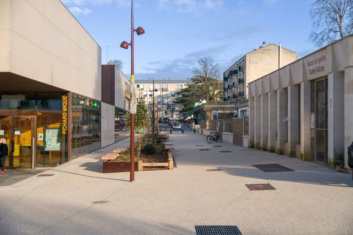 Quartier Clagny-Glatigny : inauguration des aménagements de la rue Pierre Lescot avec notre équipe municipale. #Versailles
🌡️ Réfection de l'ensemble du revêtement de sol en béton désactivé clair afin de lutter contre les ilots de chaleur.
🌿 Création d'un ruban vert le long de