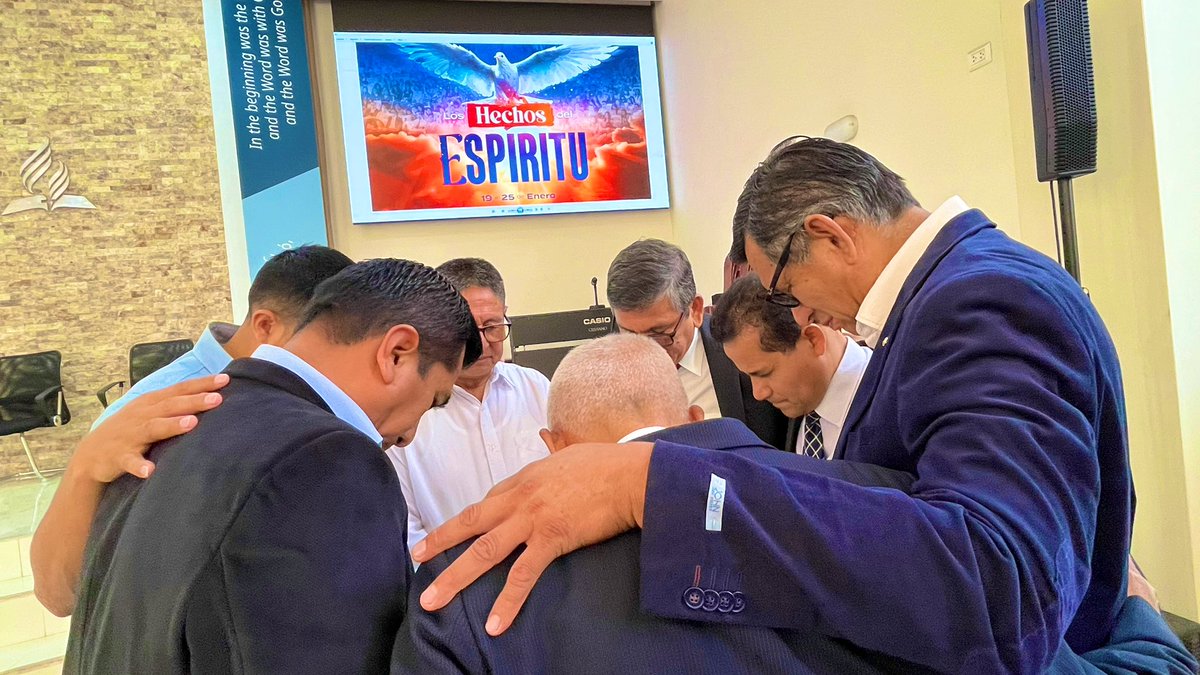 AdventistasAPCE's tweet photo. Momentos de #ClamorPorElEspirituSanto, nuestros pastores hacen un alto a su encuentro ministerial, para pedir dirección del Espíritu Santo en el inicio de todas las actividades para el avance de la obra misionera. #RID  #MisionGloCal https://t.co/NjlaDcxExR