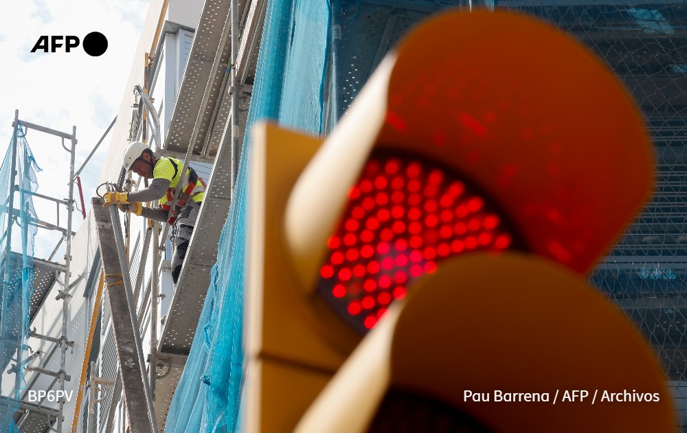 La propuesta del gobierno español de izquierda de imponer un impuesto de hasta el 100% a los extranjeros no europeos que compren bienes inmuebles es una medida de alto valor simbólico pero cuya eficacia genera dudas #AFP u.afp.com/Sk7y