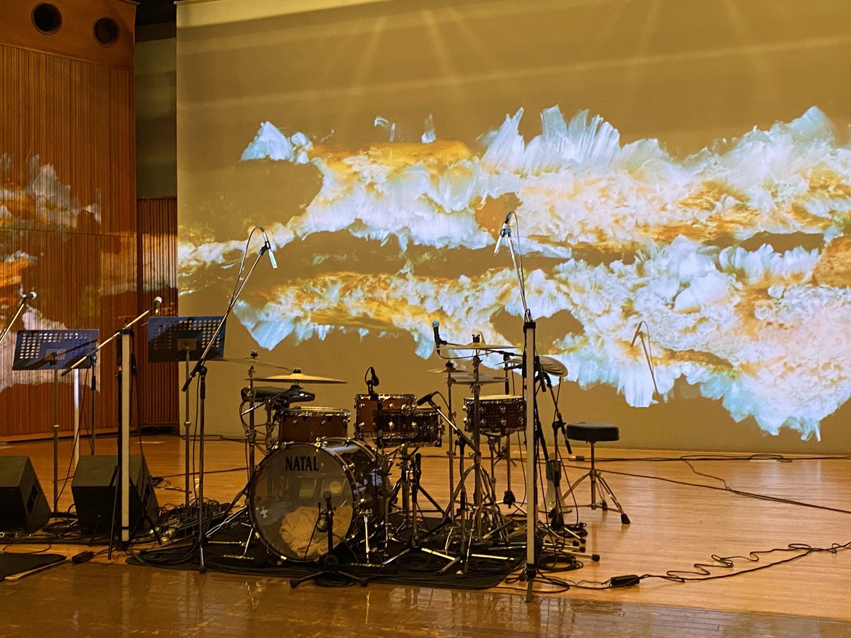 megusal3's tweet image. #SVEN  #井上司 さん #UNFIX ♬ 
とってもよかった💕
視界に広がる映像にドラムを叩く司さんが溶け込むように見えたり、スポットライトと生ドラムだけの演奏もカッコよかった！まゆむさんのダンスとの2人の即興コラボは見応えあった! ノンストップでラストまで、色々な映像世界が見えて楽しかった！