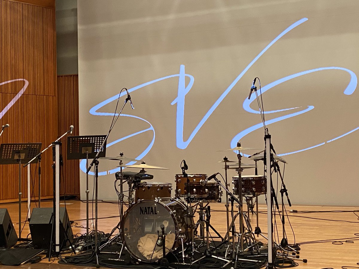 megusal3's tweet image. #SVEN  #井上司 さん #UNFIX ♬ 
とってもよかった💕
視界に広がる映像にドラムを叩く司さんが溶け込むように見えたり、スポットライトと生ドラムだけの演奏もカッコよかった！まゆむさんのダンスとの2人の即興コラボは見応えあった! ノンストップでラストまで、色々な映像世界が見えて楽しかった！