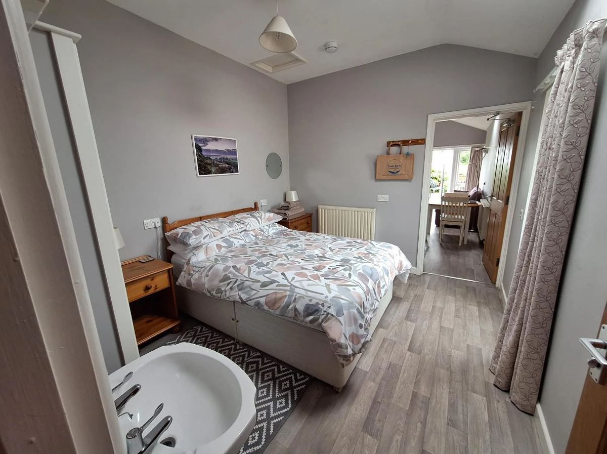 WeAcceptPets's tweet image. 🏡 Escape to Rede Cottage – A Tranquil Farm Stay in Devon! 🌿🐾
With breathtaking countryside views and a warm, welcoming atmosphere, it’s the perfect place to relax and unwind.

Accepts 🐶 🐈
weacceptpets.co.uk/Devon/5636

#FarmStayDevon #DogFriendlyHolidays #RuralRetreat #Wembury