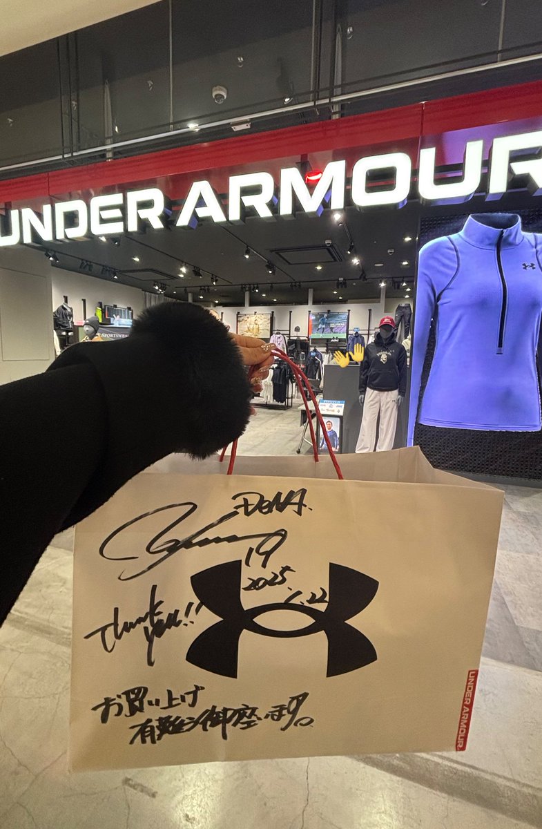 tapi_Yasu_19's tweet photo. 取り寄せしていた物を買いに行き、圧着をお願いして２時間後に取りに来たらまさかの康くんがサプライズで紙袋にサインとメッセージを書いてくれてました😭🥹✨️

こんなにも素敵なサプライズ思ってもいなかったので本当に嬉しかったです‼️🥹💞
康くん本当にありがとう🥺🥺🩵
️ #山﨑康晃 @19Yasuaki https://t.co/hIZTAubuXJ