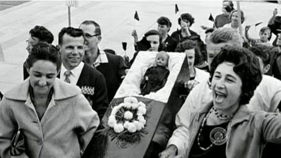relatandohisto1's tweet photo. Ruby Bridges en 1960 fue la primera niña afroamericana en asistir a un colegio exclusivo para “blancos” hasta el momento. Tenía 6 años y era escoltada por agentes federales de EEUU a diario incluso para ir al baño tras recibir amenazas de algunas madres con envenenarla o matarla. https://t.co/hPyTYUYgmw