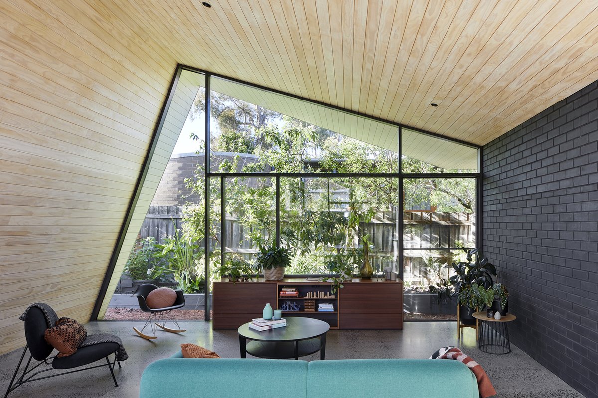 ArchDaily's tweet image. BENT Annexe II #House reimagines a period home with a #pavilion that seamlessly blends indoor &amp;amp; outdoor spaces through floor-to-ceiling glass, timber detailing, an arbor-like structure, &amp;amp; passive design strategies for light, privacy, and energy efficiency. ow.ly/l0T450UKRX6