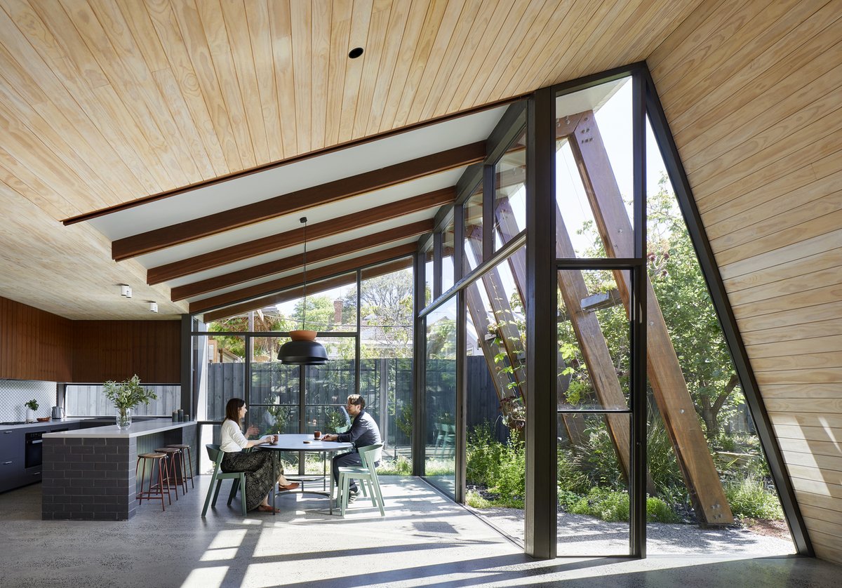 ArchDaily's tweet image. BENT Annexe II #House reimagines a period home with a #pavilion that seamlessly blends indoor &amp;amp; outdoor spaces through floor-to-ceiling glass, timber detailing, an arbor-like structure, &amp;amp; passive design strategies for light, privacy, and energy efficiency. ow.ly/l0T450UKRX6