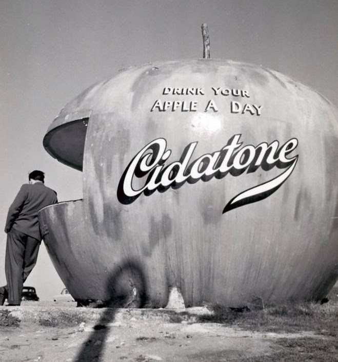 C20Society's tweet photo. 🍏Sad news from @C20Cymru that the Grade II listed Big Apple, Mumbles has (again) been damaged by a car.

It's a rare survival of a 1930s reinforced concrete Cidatone kiosk, later converted to an ice-cream kiosk. Hopefully support will be available to fully restore. https://t.co/hmO7V5CZii