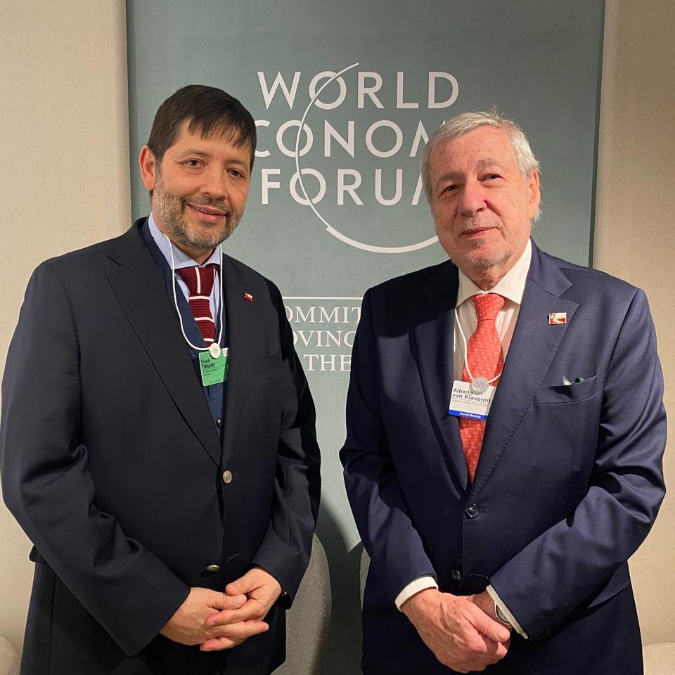 El Canciller Alberto van Klaveren junto al Embajador Frank Tressler participa en el Foro Económico Mundial en <a href="/Davos/">World Economic Forum</a> 🇨🇭 donde sostiene una intensa agenda de reuniones bilaterales y como panelista sobre Desarrollo Sustentable, Energía, Comercio y Economía en América Latina 🇨🇱🌎